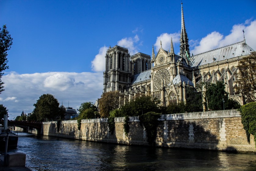 vue_sur_la_cathedrale_notre-dame_de_paris_depuis_le_quai_de_la_tournelle